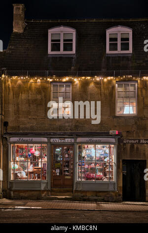 Stuart House Antique Shop in der Weihnachtszeit nach Einbruch der Dunkelheit. Chipping Campden, Cotswolds, Gloucestershire, England. HDR Stockfoto