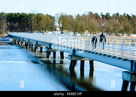 Solvesborg, Schweden - 14. Februar 2017: Die Dokumentation über die längste Brücke in Europa. Personen, die zu Fuß auf die Brücke. Schnee- und Stockfoto