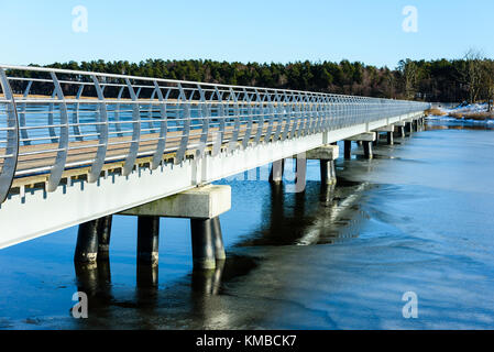 Solvesborg, Schweden - 14. Februar 2017: Ökologische Dokumentarfilm der längsten Fußgängerbrücke in Europa. Teil der Brücke von außen gesehen. Also Stockfoto