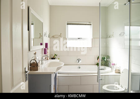 Innenraum der moderne Badezimmer in einem modernen Suburban Home Stockfoto