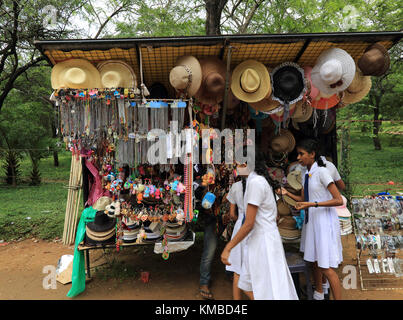 Schulmädchen Surfen Souvenir Stall, Polonnaruwa, North Central Province, Sri Lanka, Asien Stockfoto