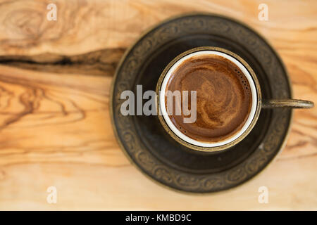 Türkischer Kaffee serviert in einer traditionellen Tasse auf hölzernen Boden zurück Stockfoto