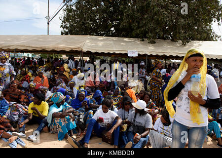 Tausende von Gambians versammelt ein Präsident von Adamas Barrow Jahr Jubiläum bei der Buffer-Zone Fußball Park in Latrikunda zu feiern, Gambia Stockfoto