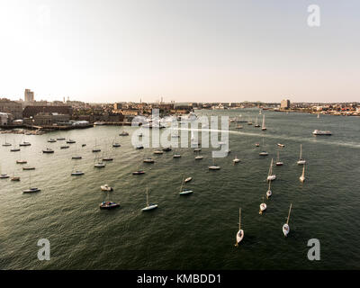 Helikopterflug Luftaufnahme Bild von Boston MA, USA bei Sonnenuntergang Hafen mit Booten in der Nähe der Waterfront Bay Stockfoto