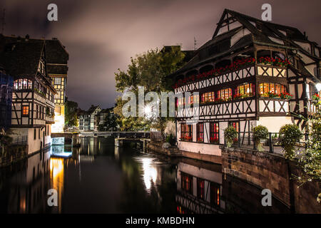 Malerische Ansicht des traditionellen elsässischen Fachwerkhäuser mit Spiegel Reflexionen in Petite France während der Nacht. Straßburg, Elsass, Frankreich. Stockfoto