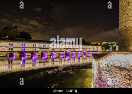 Nacht beleuchtung von Barrage Vauban, mittelalterliche Brücke Ponts Couverts, in Straßburg, Frankreich Stockfoto