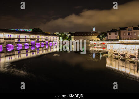 Nacht beleuchtung von Barrage Vauban, mittelalterliche Brücke Ponts Couverts, in Straßburg, Frankreich Stockfoto