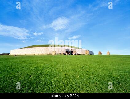 Newgrange alten prähistorischen Grab Hügel im Tal des Flusses Boyne archäologischen Landschaft in County Meath, Irland. Stockfoto