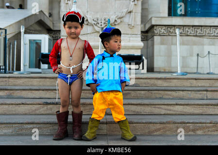 Zwei Jungen, die als Traditionelle nadaam Ringkämpfer, naadam Festival, Ulaanbaatar, Mongolei Stockfoto