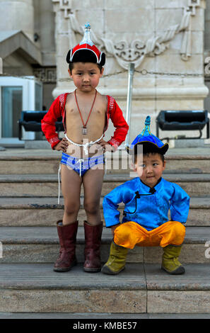 Zwei Jungen, die als Traditionelle nadaam Ringkämpfer, naadam Festival, Ulaanbaatar, Mongolei Stockfoto