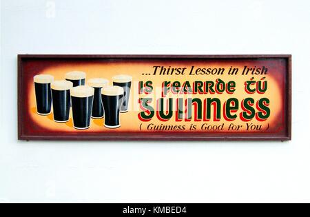 Alte traditionelle Pint Guinness Werbeschild im Irisch Pub Bar Wandmontage überall in Irland. Stockfoto