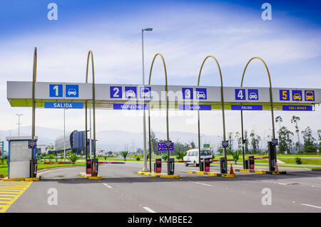 Quito, Ecuador - 23. November 2017: Im Freien von toll an der geben Sie der internationalen Flughafen Mariscal Sucre in Quito Stockfoto