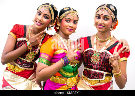 Portrait von jungen erwachsenen indischen Künstlern in traditioneller Tracht während des Thaipusam-Festivals und der Feierlichkeiten in Georgetown, Penang, Malaysia. Stockfoto