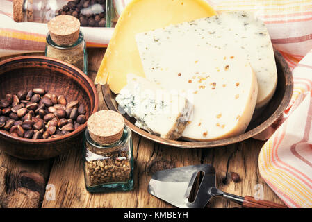Käse mit Koriander und Brennnessel auf retro Holz- Hintergrund Stockfoto