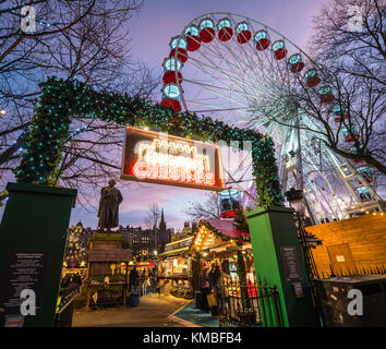 Am Abend Blick auf die Kirmes am jährlichen Weihnachtsmarkt in Edinburgh, Schottland, Vereinigtes Königreich Stockfoto