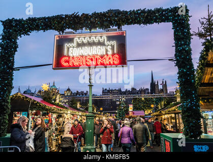 Am Abend Blick auf die Kirmes am jährlichen Weihnachtsmarkt in Edinburgh, Schottland, Vereinigtes Königreich Stockfoto