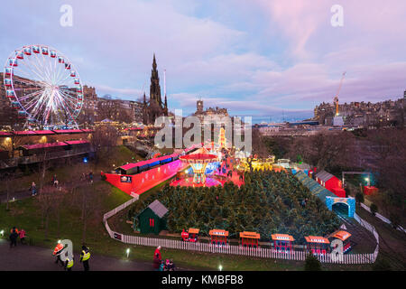 Am Abend Blick auf die Kirmes am jährlichen Weihnachtsmarkt in Edinburgh, Schottland, Vereinigtes Königreich Stockfoto