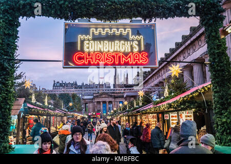 Am Abend Blick auf die Kirmes am jährlichen Weihnachtsmarkt in Edinburgh, Schottland, Vereinigtes Königreich Stockfoto