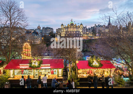 Am Abend Blick auf die Kirmes am jährlichen Weihnachtsmarkt in Edinburgh, Schottland, Vereinigtes Königreich Stockfoto