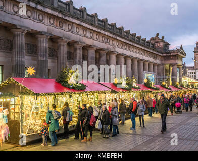 Am Abend Blick auf die Kirmes am jährlichen Weihnachtsmarkt in Edinburgh, Schottland, Vereinigtes Königreich Stockfoto