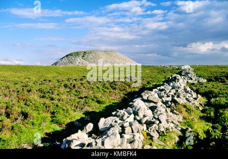 Prähistorische Grabhügel Cairn bekannt als Maeve von Cairn oder maeve's Tump auf Knocknarea Mountain, County Sligo, Irland Eire Stockfoto