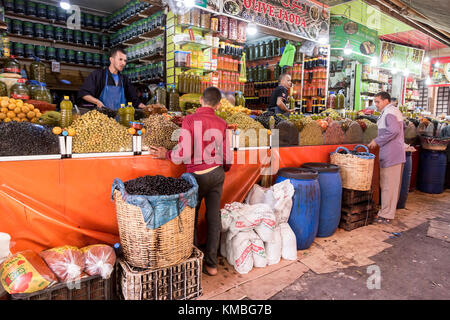 Agadir, Marokko, 24. Oktober 2017: Der Mann, der den Verkauf von frischen Oliven auf Souk El hatte, im Zentrum von Agadir. bietet der Markt frisches Obst, Gemüse, und t Stockfoto