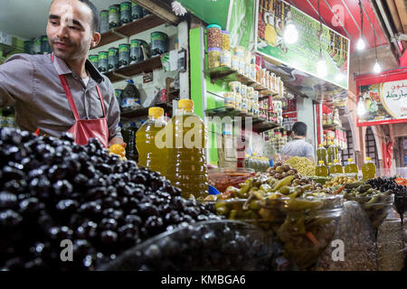 Agadir, Marokko, 24. Oktober 2017: Der Mann, der den Verkauf von frischen Oliven auf Souk El hatte, im Zentrum von Agadir. bietet der Markt frisches Obst, Gemüse, und t Stockfoto