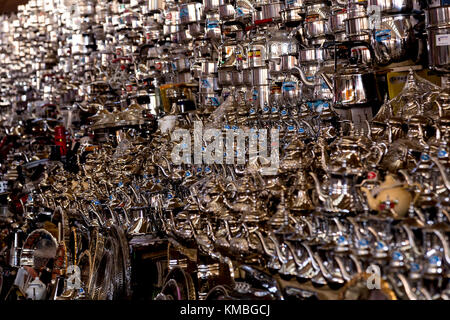 Agadir, Marokko, 24. Oktober 2017: Metall hülsen auf Souk El hatte, im Zentrum von Agadir. bietet der Markt frisches Obst, Gemüse, und traditionelle Moro Stockfoto