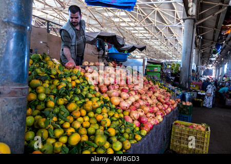 Agadir, Marokko, 24. Oktober 2017: Der Mann, der den Verkauf von frischen Früchten auf Souk El hatte, im Zentrum von Agadir. bietet der Markt frisches Obst, Gemüse und tr Stockfoto