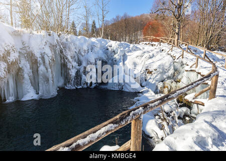 Plitvicer Seen im Winter mit hohen Schnee Stockfoto