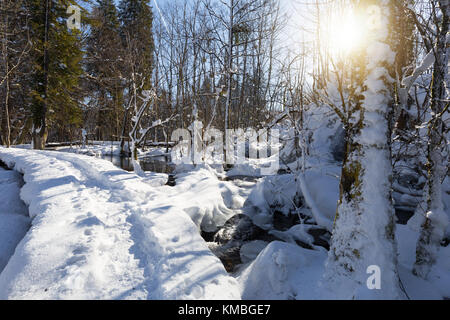 Sonnigen Wintertag an den Plitvicer Seen mit gefrorenen Wasserfällen und großen Schnee Stockfoto