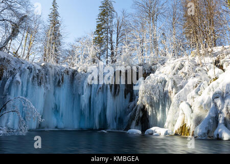 Plitvicer Seen im Winter mit hohen Schnee Stockfoto