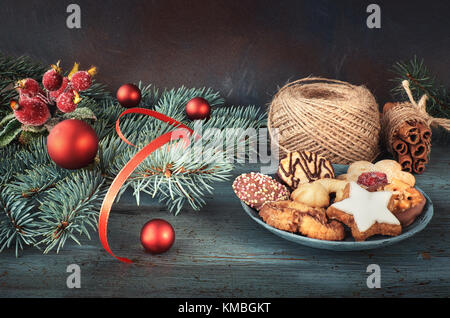 Weihnachten arrangement in grün und rot und auf rustikalen Holztisch, Raum Stockfoto