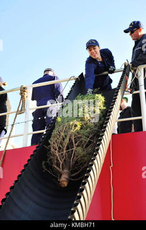 Besatzungsmitglieder der Coast Guard Cutter Mackinaw Vorbereiten einer von 1.200 Weihnachtsbäume am Navy Pier Chicago, Dez. 2, 2017 zu verlagern. Die mackinaw diente als Weihnachtsbaum Schiff der Küstenwache Personal mit maritimen Chicagos Community für das 18. Jahr in Folge partnered, Reenacting in der Tradition der ursprünglichen Chicago Weihnachtsbaum Schiff, die Bäume zu Chicago aus dem Norden von Michigan für bedürftige Familien brachte vor mehr als 100 Jahren. (U.S. Küstenwache Stockfoto