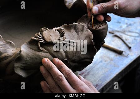 Longshan-Chinesisch (traditionell) schwarze Keramik. Künstler, die Veredelung Schüssel vor dem Brand im Produktions-Studio in der Nähe von Jinan, Zibo, China Stockfoto