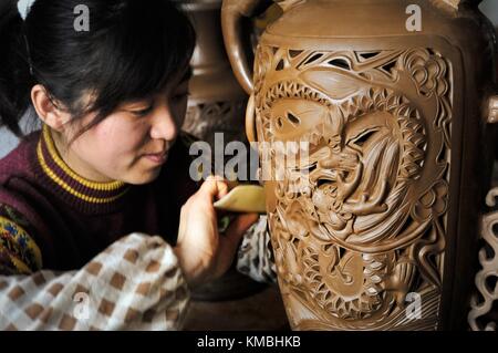 Longshan-Chinesisch (traditionell) schwarze Keramik. Künstler, die schlichten Vase vor dem Brand im Produktions-Studio in der Nähe von Jinan, Zibo, China Stockfoto