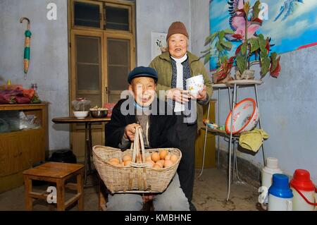 Ältere chinesische paar Mann und Frau-Mann-Frau in Bauernhaus in ländlichen Dorf von Poli in der Nähe von Penglai, Provinz Shandong, China Stockfoto