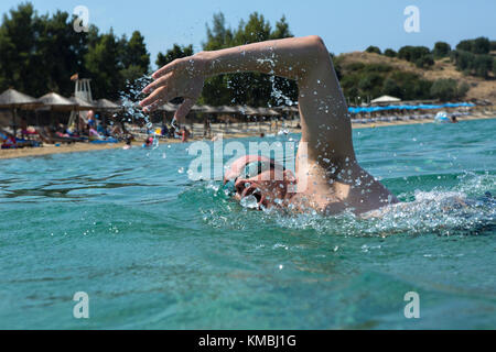 Touristische Mann im Schwimmen Sport Brille schwimmt im Ägäischen Meer an der Küste der Halbinsel Sithonia Stockfoto