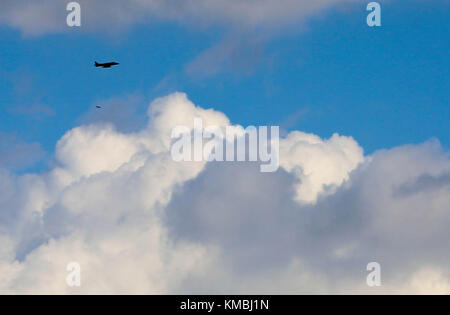 Ein U.S. Marine Corps AV-8B Harrier mit Marine Medium Tiltrotor Squadron (VMM) 162 (verstärkt), 26. Marine Expeditionary Unit (MEU) wirft zwei Bomben auf Ziele während der Combined Composite Training Unit Übung (COMPTUEX), auf Pine Castle Impact Range in Pine Castle, Florida, 28. November 2017. Die Übung ermöglicht es allen Elementen der Marine Air Ground Task Force (MAGTF), in realistischen Szenarien mitzuwirken und zu trainieren, damit die MEU als Ganzes ihre Ziele des Pre-Deployment Training Programms vor ihrem bevorstehenden Einsatz auf See erreichen kann. (USA Marine Corps Stockfoto