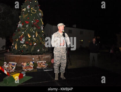 Der Kommandant der 61. Air Base Group, Col Charles Roberts, fragte, wer den Schalter umstellen möchte, um den Weihnachtsbaum in der Nähe des Paradegeländes auf Fort MacArthur, San Pedro, Kalifornien, anzuzünden, 29. November 2017. Anschließend wurden Familie, Freunde und Bewohner von Basiswohnungen mit Snacks, Spielzeug, Kunsthandwerk und einem Besuch mit dem Weihnachtsmann im Gemeindezentrum verwöhnt, um die Urlaubsstimmung in Gang zu bringen. (USA Luftwaffe Stockfoto