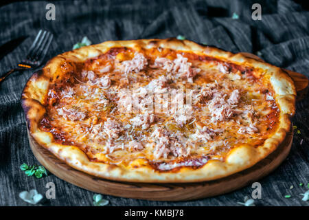 Italienisch köstliche frische Hot Mix gebackene Meeresfrüchte Thunfisch pizza Stockfoto