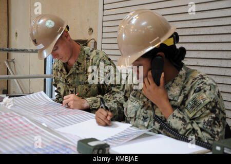 GULFPORT, Mississippi (29. November 2017) Yeoman 2nd Class Tychelle Earlycutt, aus Temple, Texas, und Equipment Operator 3rd Class Justin Brunson aus Mangum, Oklahoma, aktualisieren während des Air Det die Statustafeln für Bauingenieure. Übung Montieren. Marine Mobile Construction Bataillon 1 führte die 48-Stunden-Übung mit einem Szenario für die Vorbereitung von Baugeräten, mehrere Paletten von Lieferungen, und die damit verbundenen Papierkram für den Versand. (USA Marineblau Stockfoto