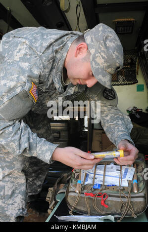 US-Armee-SPC. Daniel Q. Fimbres, ein Spezialist im Gesundheitswesen mit der 7385. Blutentnahme in Ft. Bragg, N.C., überprüft die Ausrüstung im Feldmüllwagen während der 20. Jährlichen Randy Oler Memorial Operation Toy Drop Nov 30, 2017. Die Operation Toy Drop ist die weltweit größte kombinierte Luftoperation mit acht teilnehmenden Partnernationsparatrooperatoren und ermöglicht Soldaten die Möglichkeit, ihre militärische Berufsspezialität zu trainieren, ihre Luftbereitschaft aufrecht zu erhalten und der lokalen Gemeinschaft etwas zurückzugeben. (USA Armee Stockfoto