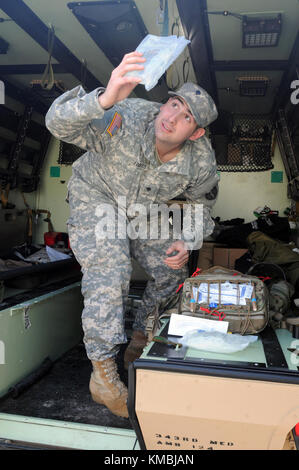 US-Armee-SPC. Daniel Q. Fimbres, ein Spezialist im Gesundheitswesen mit der 7385. Blutentnahme in Ft. Bragg, N.C., überprüft die Ausrüstung im Feldmüllwagen während der 20. Jährlichen Randy Oler Memorial Operation Toy Drop Nov 30, 2017. Die Operation Toy Drop ist die weltweit größte kombinierte Luftoperation mit acht teilnehmenden Partnernationsparatrooperatoren und ermöglicht Soldaten die Möglichkeit, ihre militärische Berufsspezialität zu trainieren, ihre Luftbereitschaft aufrecht zu erhalten und der lokalen Gemeinschaft etwas zurückzugeben. (USA Armee Stockfoto