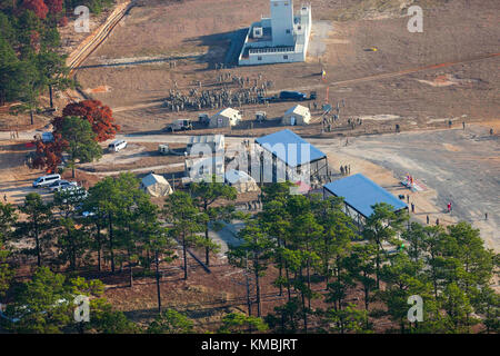 Eine Luftaufnahme von Sizilien Drop Zone während des 20. jährlichen Randy Oler Memorial Betrieb Spielzeug Fallen, in Fort Bragg, North Carolina, Dez. 01, 2017. Dieses Jahr, acht Länder beteiligt sind und sie gehören; Kolumbien, Kanada, Lettland, den Niederlanden, Schweden, Italien, Deutschland und Polen. Betrieb Spielzeug Fallen, bewirtet durch die US-Armee die zivilen Angelegenheiten & psychologische Operations Command (Airborne) ist die größte kombinierte Betrieb weltweit durchgeführt. Die Veranstaltung der Soldaten erlaubt, die Möglichkeit, auf ihren militärischen beruflichen Spezialgebiet zu trainieren, pflegen ihre Bereitschaft, in der Luft und zurück zu t geben Stockfoto