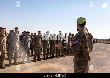 Niederländische Sgt. Maj. Alessandra Kievith, bereitet die Flügel der Niederlande" springen während der 20. jährlichen Randy Oler Memorial Betrieb Spielzeug Fallen, in Fort Bragg, North Carolina, Dez. 01, 2017 U.S. Army Fallschirmjäger auf Sizilien Drop Zone zu geben. Dieses Jahr, acht Länder beteiligt sind und sie gehören; Kolumbien, Kanada, Lettland, den Niederlanden, Schweden, Italien, Deutschland und Polen. Betrieb Spielzeug Fallen, bewirtet durch die US-Armee die zivilen Angelegenheiten & psychologische Operations Command (Airborne) ist die größte kombinierte Betrieb weltweit durchgeführt. Die Veranstaltung der Soldaten erlaubt, die Möglichkeit zu trainieren Stockfoto