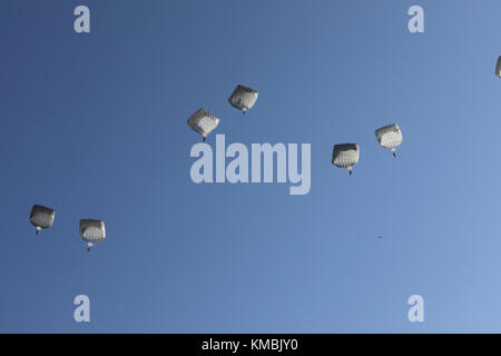 U.S. Army Fallschirmjäger füllen den Himmel in der Sicily Drop Zone für die 20. Jährliche Randy Oler Memorial Operation Toy Drop, veranstaltet von U.S. Army Civil Affairs & Psychological Operations Command (Airborne), Dezember 01.2017 in Fort Bragg, North Carolina. Die Operation Toy Drop ist die weltweit größte kombinierte Flugoperation mit neun teilnehmenden Fallschirmjägern der Partnernation und ermöglicht es Soldaten, ihre militärischen Berufsspezialitäten zu trainieren, ihre Flugbereitschaft aufrechtzuerhalten und der lokalen Gemeinschaft etwas zurückzugeben. (USA Armee Stockfoto