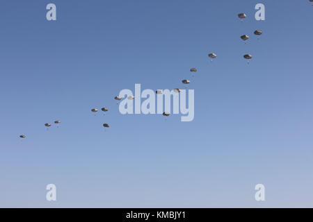 U.S. Army Fallschirmjäger füllen den Himmel in der Sicily Drop Zone für die 20. Jährliche Randy Oler Memorial Operation Toy Drop, veranstaltet von U.S. Army Civil Affairs & Psychological Operations Command (Airborne), 01. Dezember 2017 in Fort Bragg, North Carolina. Die Operation Toy Drop ist die weltweit größte kombinierte Flugoperation mit neun teilnehmenden Fallschirmjägern der Partnernation und ermöglicht es Soldaten, ihre militärischen Berufsspezialitäten zu trainieren, ihre Flugbereitschaft aufrechtzuerhalten und der lokalen Gemeinschaft etwas zurückzugeben. (USA Armee Stockfoto