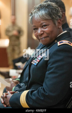 Brig. Gen. Twanda Young, Stellvertretender Kommandeur des allgemeinen Human Resource Command der US-Armee, Fort Knox, KY. Dezember 2017. Hören Sie sich die ermutigenden Bemerkungen des Gastgebers, Maj. Gen. Jason T. Evans, Human Resources Command der US-Armee, während ihrer Beförderungszeremonie an. Young zeigt harte Arbeit und Engagement während ihrer militärischen Karriere, die jetzt hat sie in der Position shes in heute.(veröffentlicht SPC. Noel Williams/-USA Army Reserve Command) Stockfoto