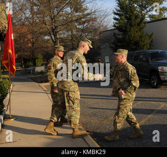 Fort Meade, MD., - der Generalmajor Christopher S. Ballard, Kommandant des US Army Intelligence and Security Command, begrüßt den Kommandanten der 704. Military Intelligence Brigade, Col. Rhett R. Cox, 1. Dezember im Brigadehauptsitz in Fort Meade, Maryland. ( Stockfoto